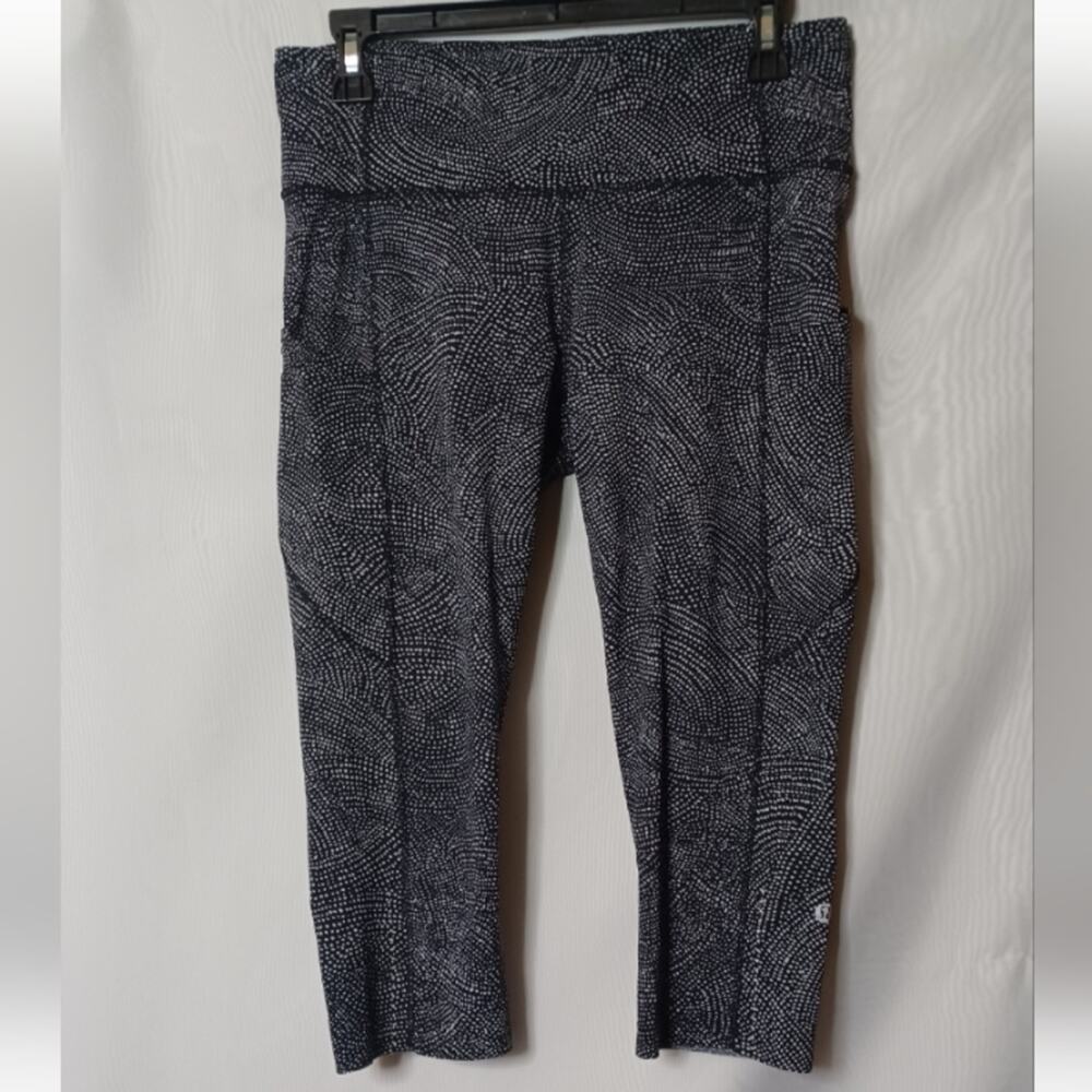 Lululemon Blue and Grey Nulux Fabric Crop Legging With Cut Out Hem.10 - Picture 7 of 12